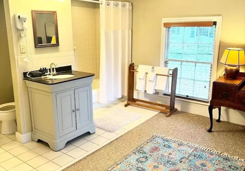 The Inn At Gristmill Square