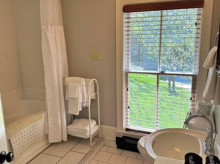 The Inn At Gristmill Square