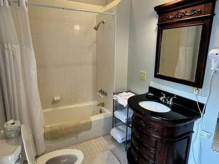 The Inn At Gristmill Square