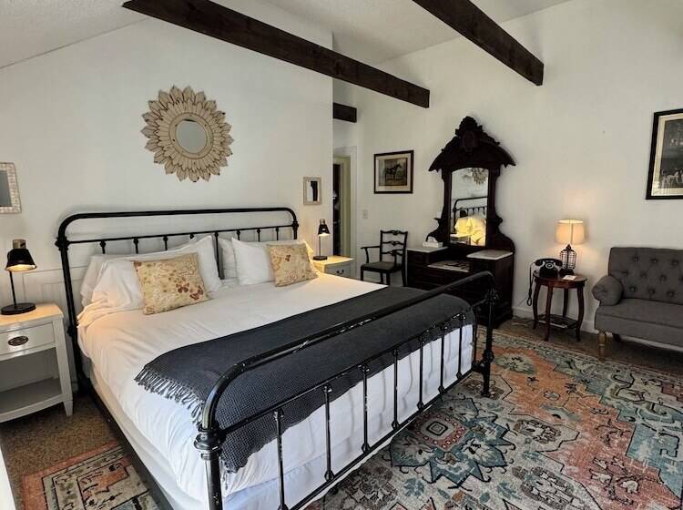 The Inn At Gristmill Square