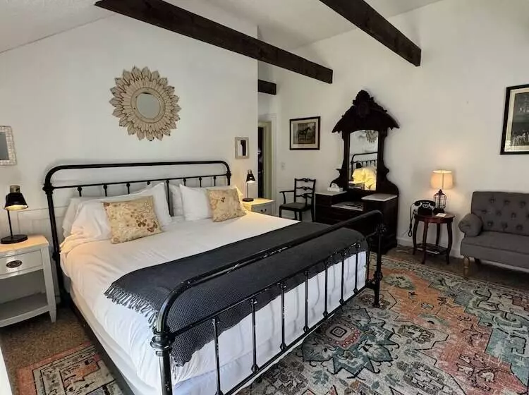 The Inn At Gristmill Square