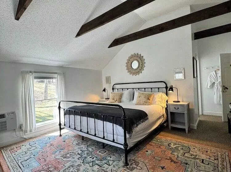 The Inn At Gristmill Square