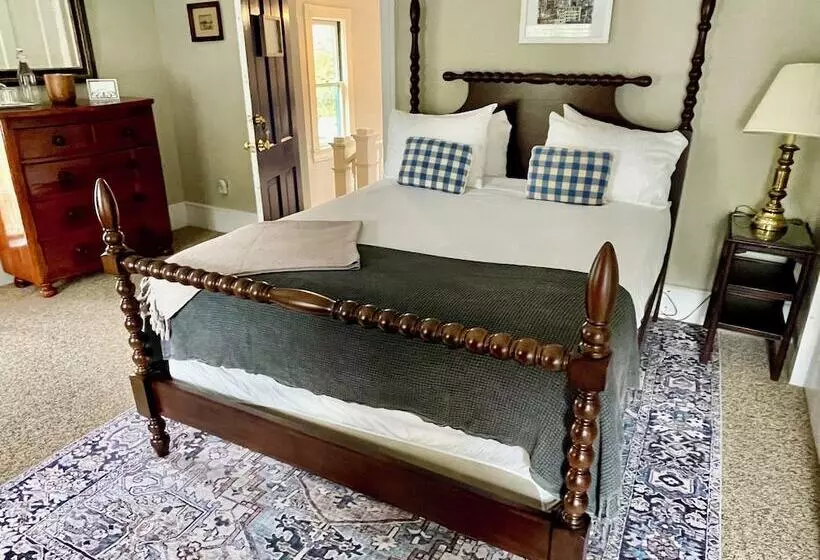 The Inn At Gristmill Square