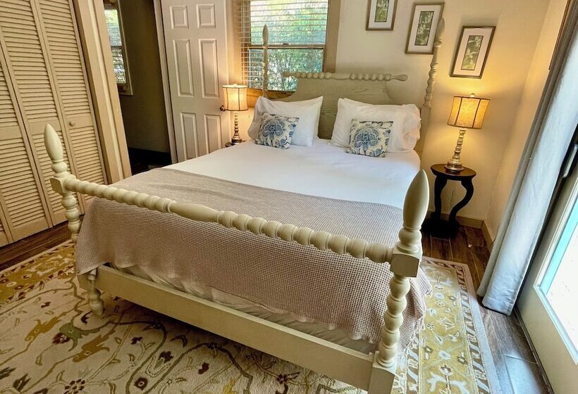 The Inn At Gristmill Square