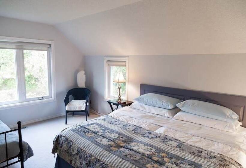 Gypsy By The Lake B & B