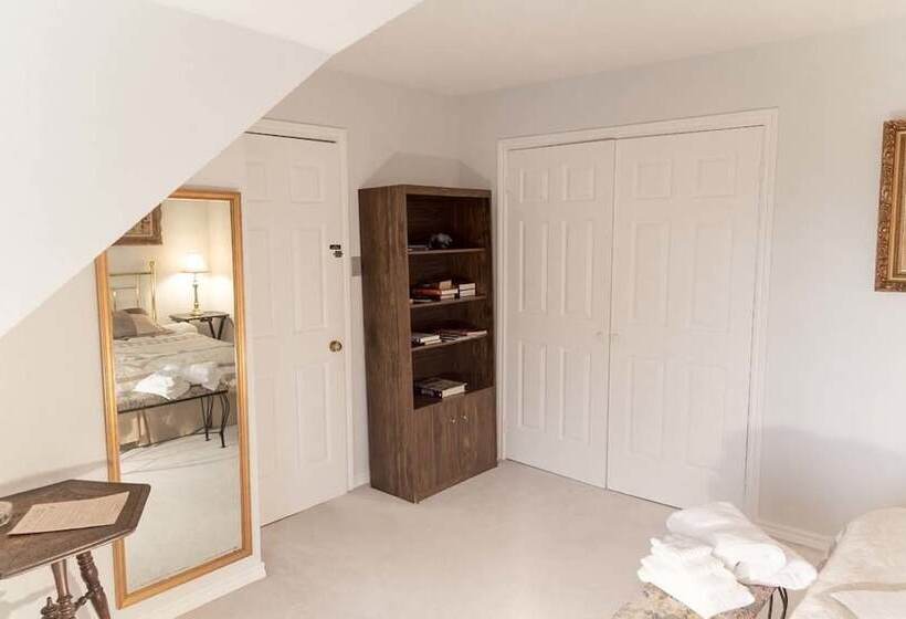 Gypsy By The Lake B & B