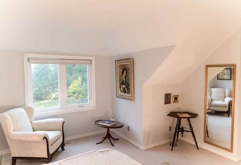 Gypsy By The Lake B & B