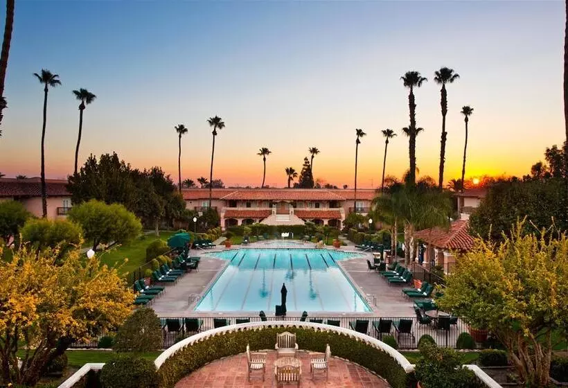 Hotelli Harris Ranch Resort