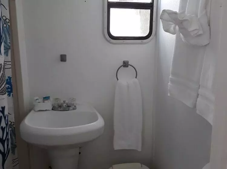 Hotelli Mangrove Marina And Resort Aqualodge Houseboats