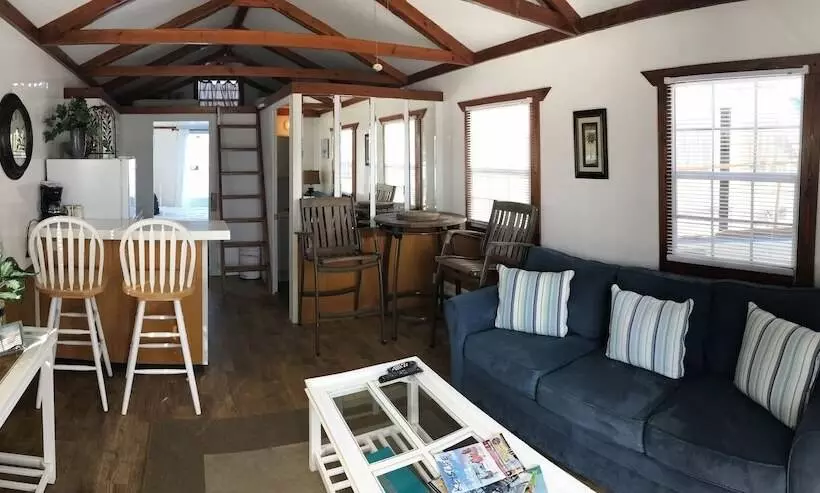 Hotelli Mangrove Marina And Resort Aqualodge Houseboats