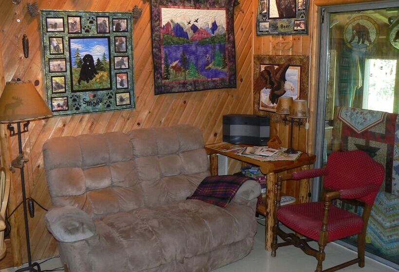 هتل Smoky Bear Ranch Bed & Breakfast & Cabins