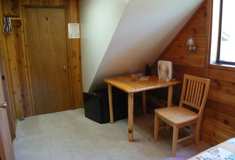 هتل Smoky Bear Ranch Bed & Breakfast & Cabins