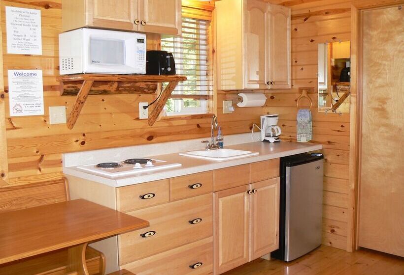 هتل Smoky Bear Ranch Bed & Breakfast & Cabins