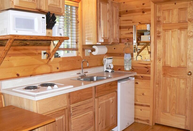 هتل Smoky Bear Ranch Bed & Breakfast & Cabins