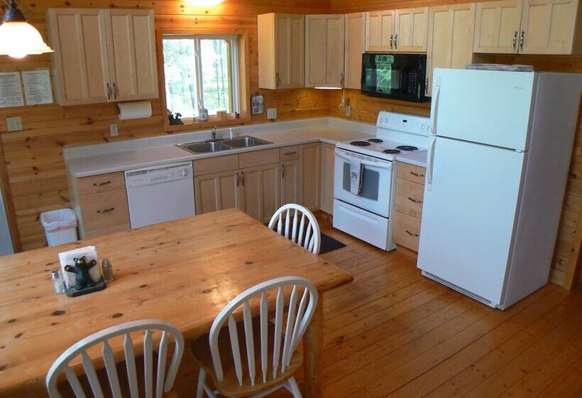 هتل Smoky Bear Ranch Bed & Breakfast & Cabins