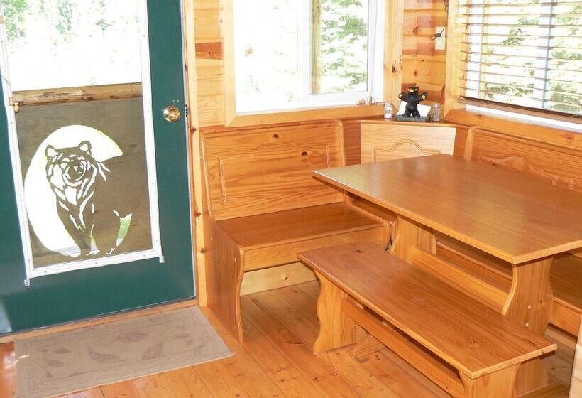 هتل Smoky Bear Ranch Bed & Breakfast & Cabins