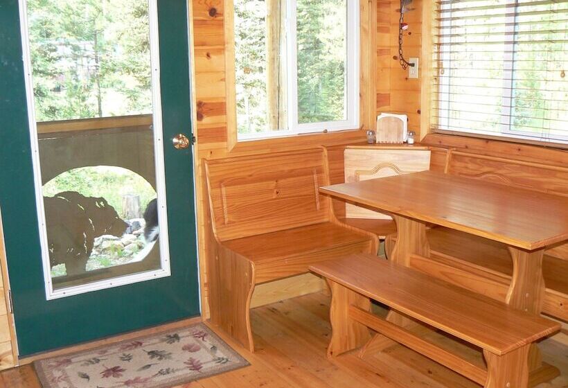 هتل Smoky Bear Ranch Bed & Breakfast & Cabins
