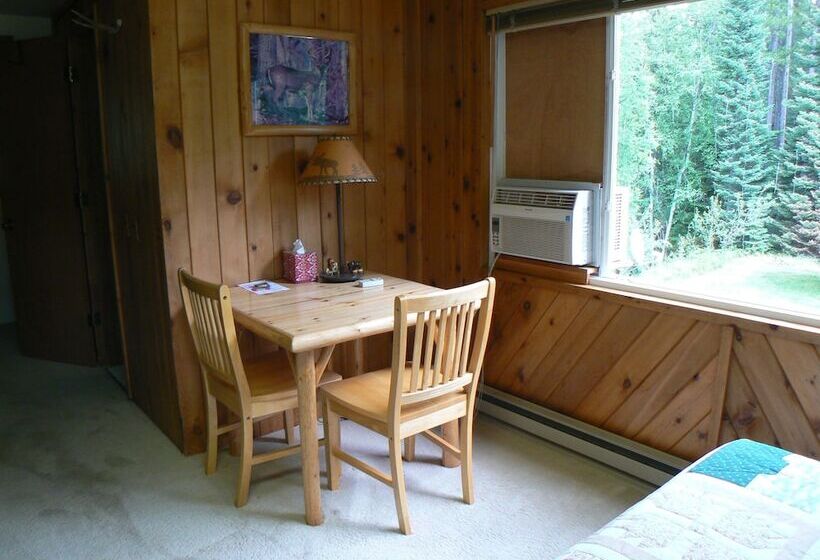 هتل Smoky Bear Ranch Bed & Breakfast & Cabins