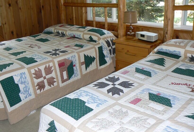 هتل Smoky Bear Ranch Bed & Breakfast & Cabins