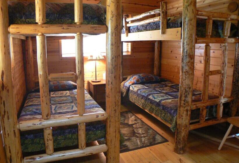 هتل Smoky Bear Ranch Bed & Breakfast & Cabins