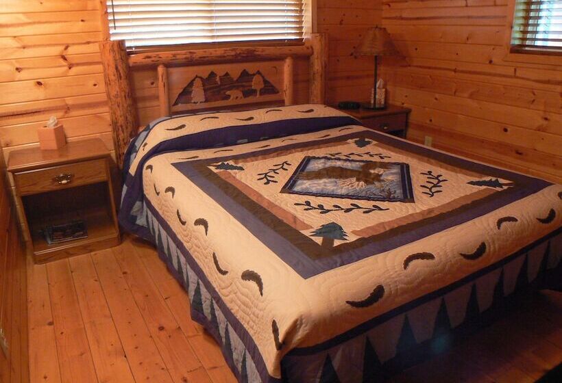 هتل Smoky Bear Ranch Bed & Breakfast & Cabins