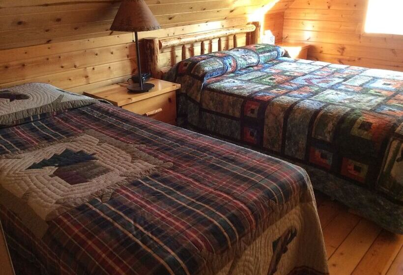 هتل Smoky Bear Ranch Bed & Breakfast & Cabins
