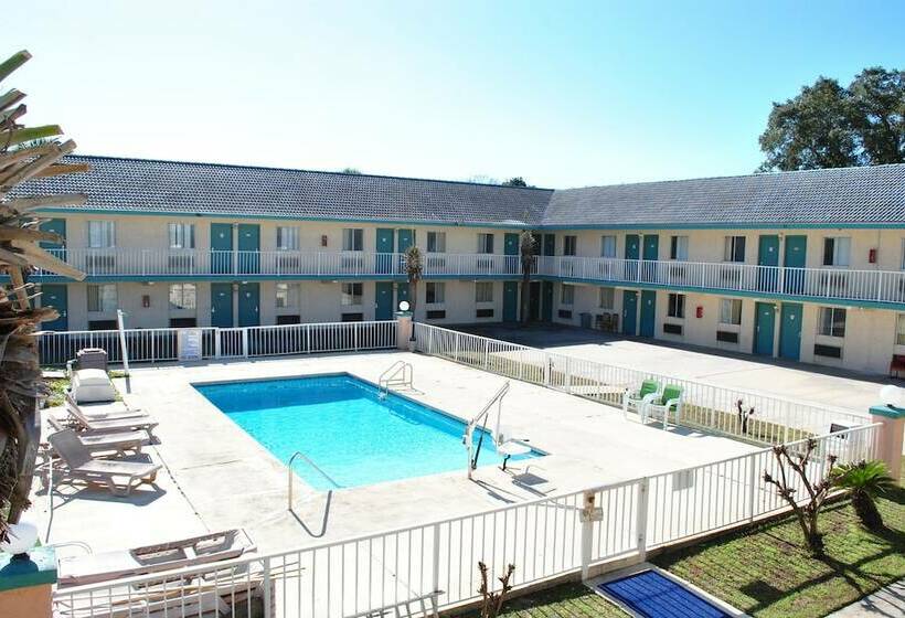 فندق على الطريق Coconut Grove Motor Inn