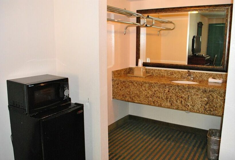 فندق على الطريق Coconut Grove Motor Inn