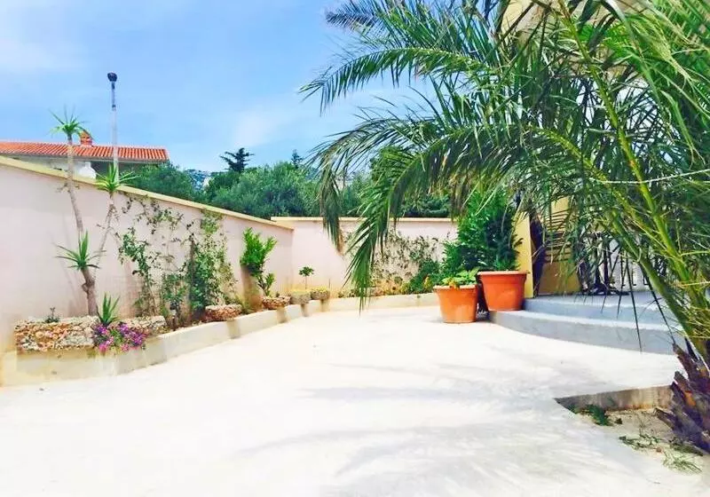 ホテル Apartments Bucic