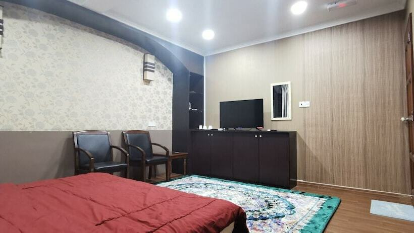 فندق Oyo Home 90372 Greybirds Hostel