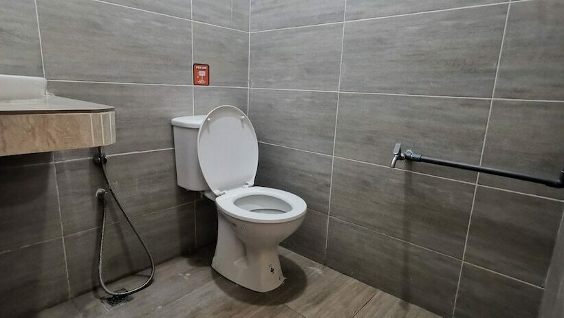 فندق Oyo Home 90372 Greybirds Hostel