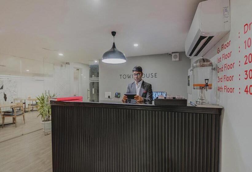 فندق Townhouse Golf Course Road