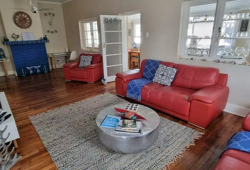 Beach House With Dstv & Wifi & Basic Housekeeping