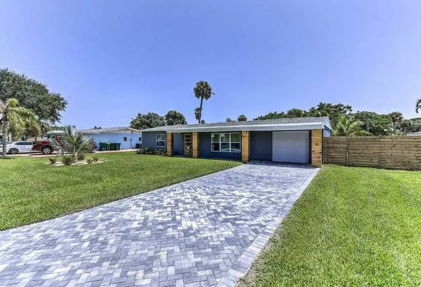 Beach House With Outdoor Kitchen, Walk To Coast