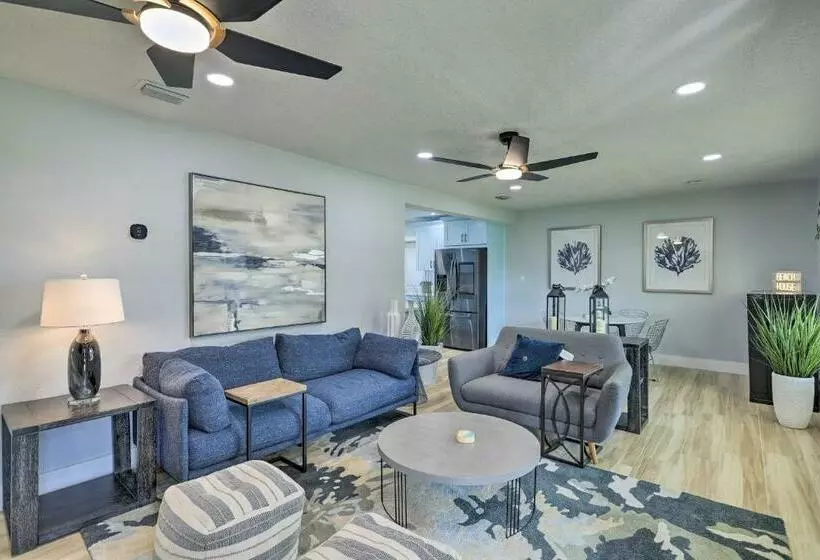 Beach House With Outdoor Kitchen, Walk To Coast