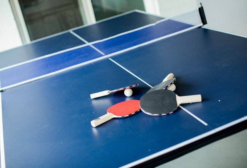 Daisy By Avantstay Modern Home W Spacious Backyard Pool Table Tennis