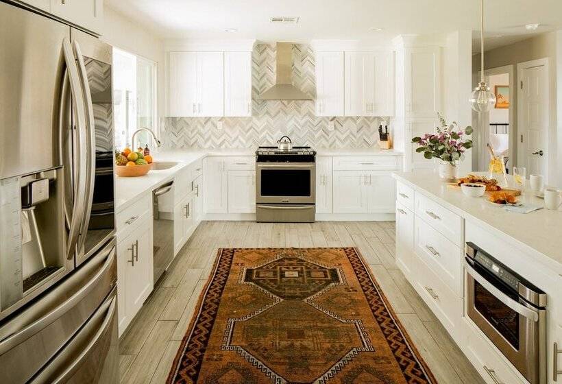 Daisy By Avantstay Modern Home W Spacious Backyard Pool Table Tennis