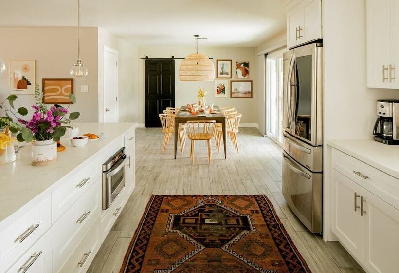 Daisy By Avantstay Modern Home W Spacious Backyard Pool Table Tennis