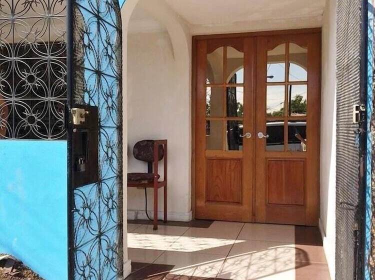 هتل Hostal Villa Catalina