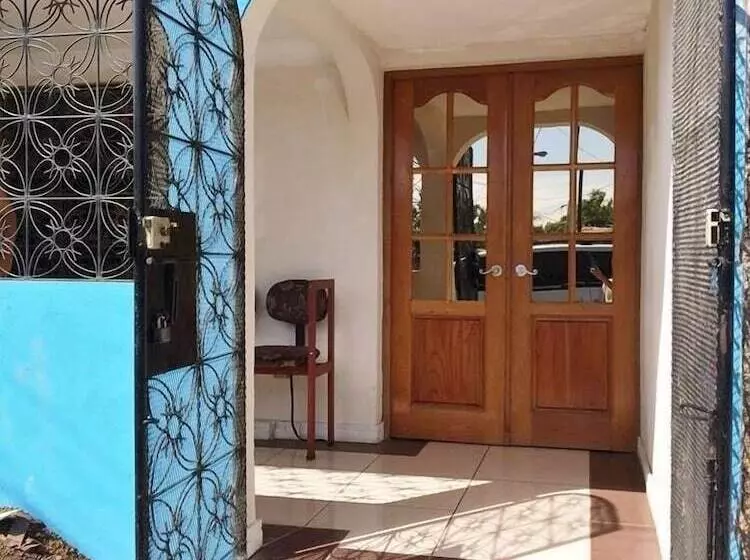 هتل Hostal Villa Catalina
