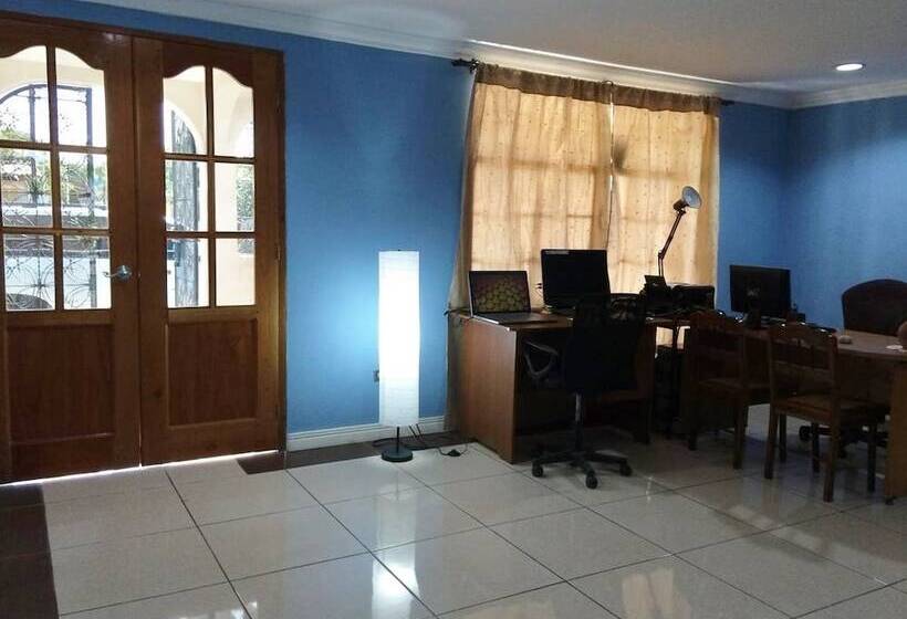 هتل Hostal Villa Catalina