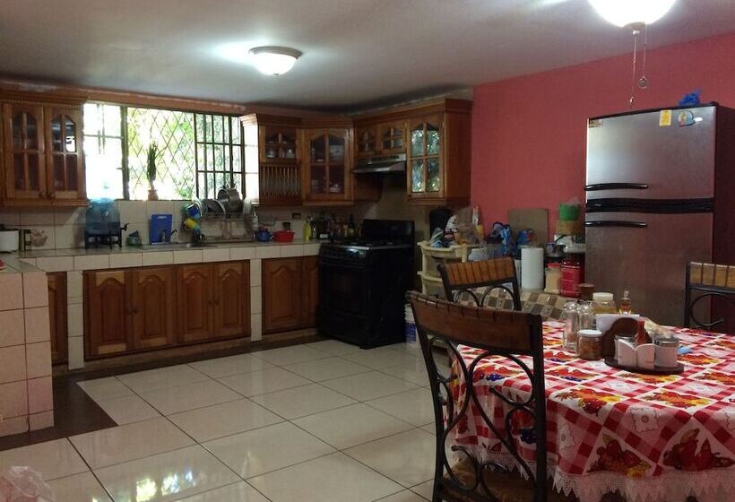 هتل Hostal Villa Catalina