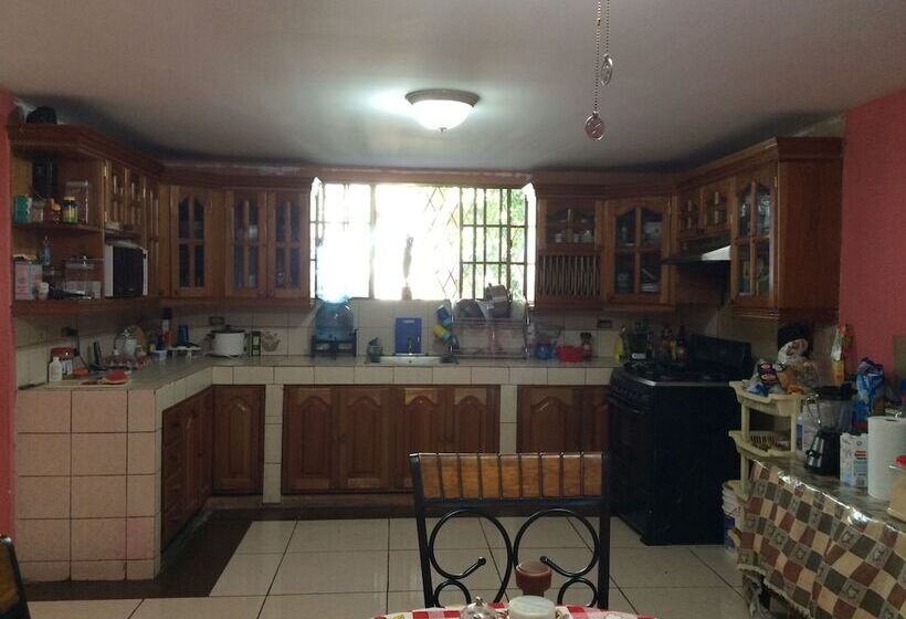 هتل Hostal Villa Catalina