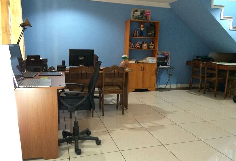 هتل Hostal Villa Catalina