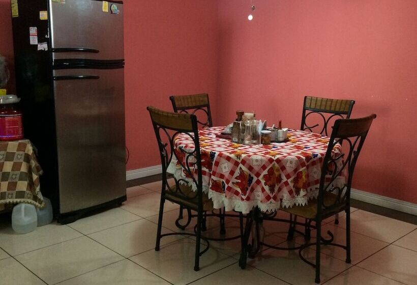 هتل Hostal Villa Catalina