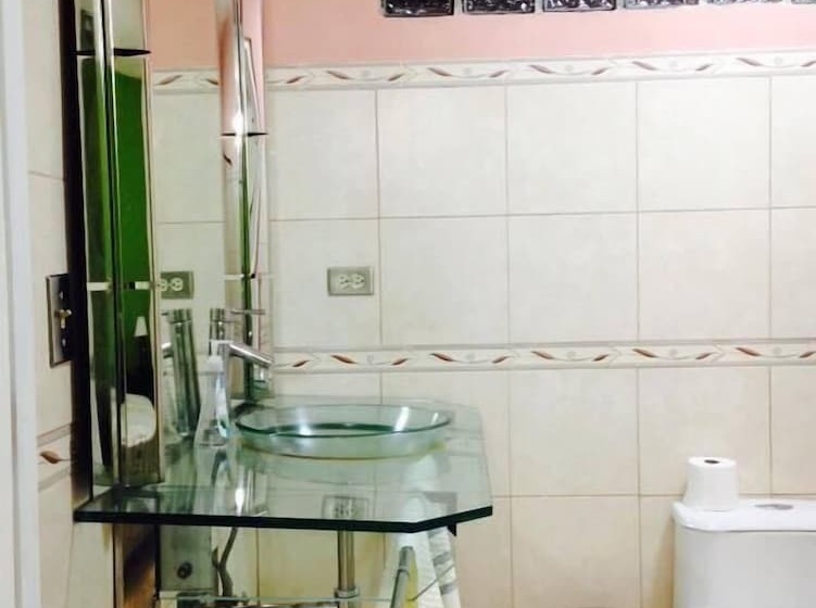 هتل Hostal Villa Catalina