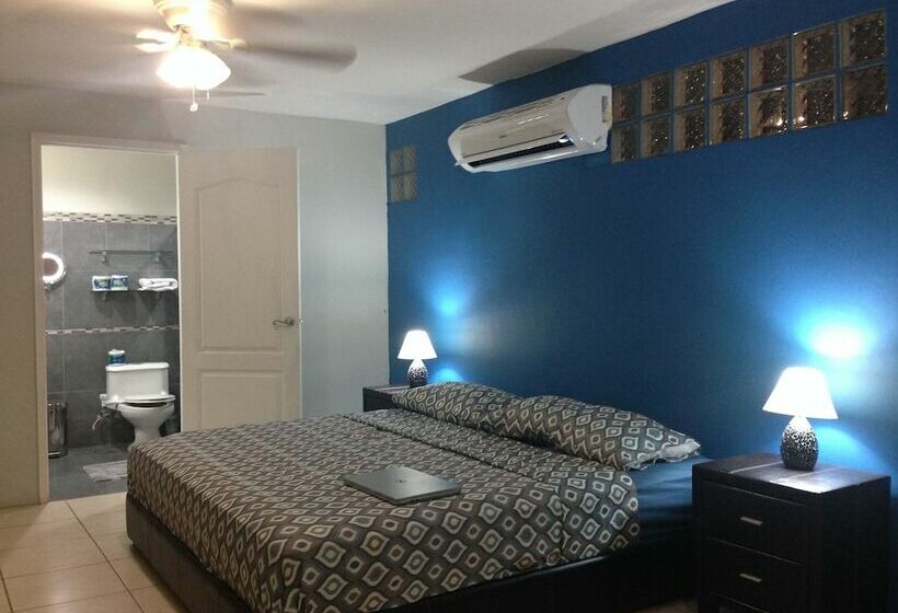 هتل Hostal Villa Catalina