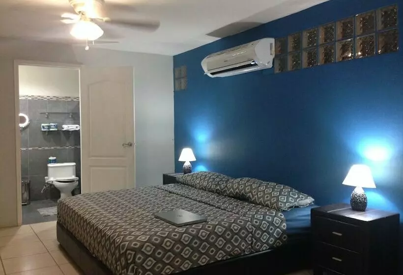 هتل Hostal Villa Catalina