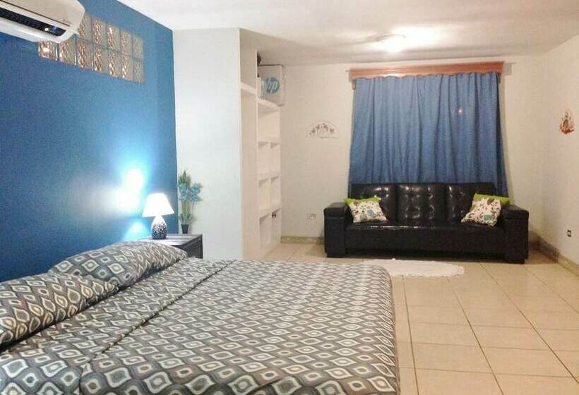 هتل Hostal Villa Catalina