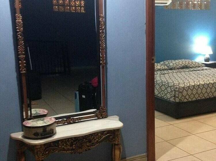 هتل Hostal Villa Catalina